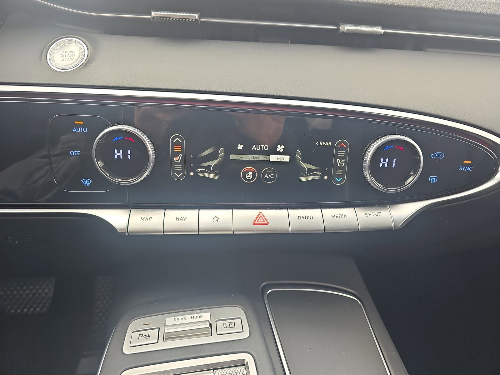 Used 2022 Genesis GV70 2.5T w/ Advanced Package image 28