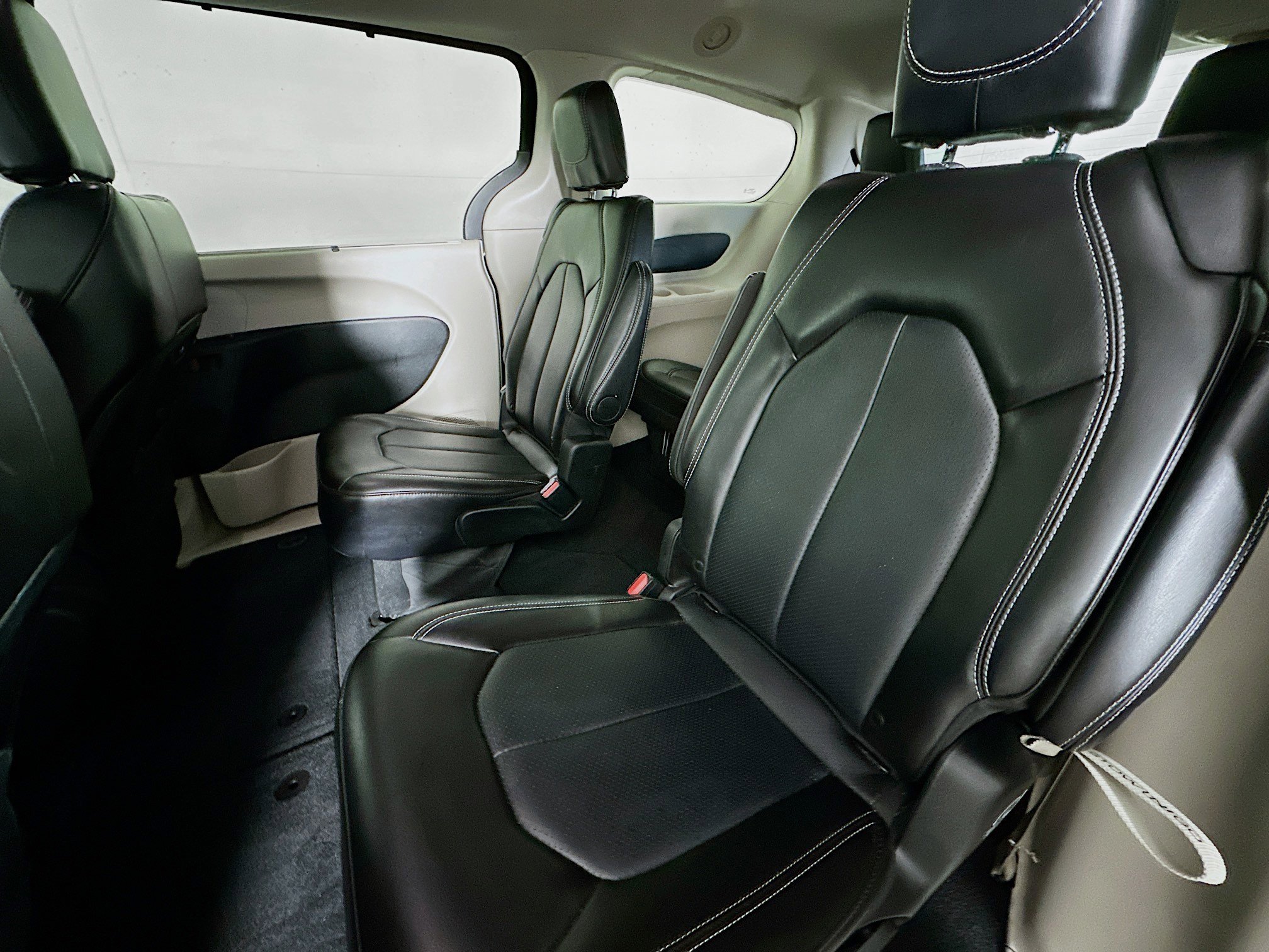 Used 2024 Chrysler Pacifica Touring-L image 27