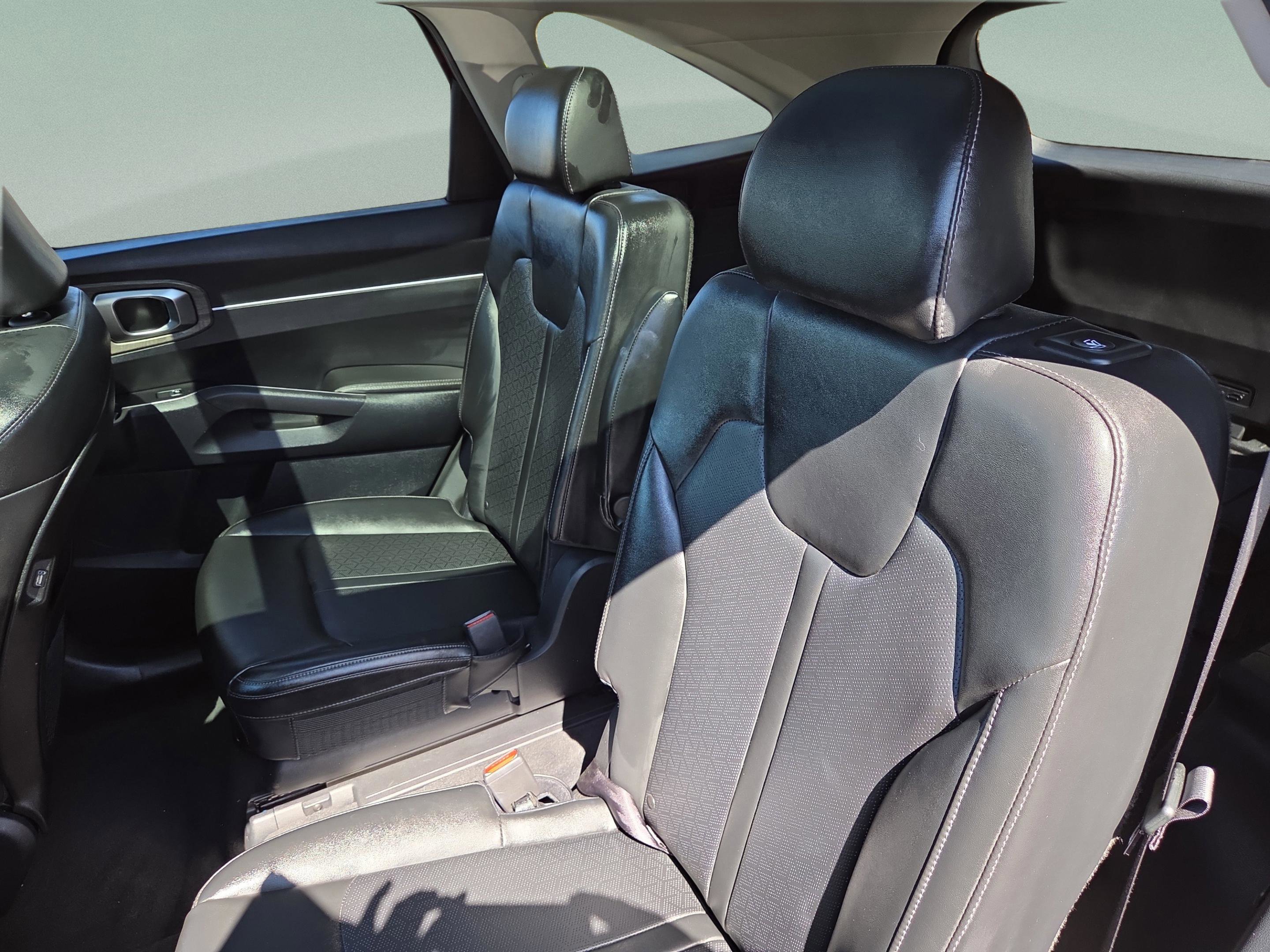 Used 2022 Kia Sorento EX w/ Panoramic Sunroof Package image 27