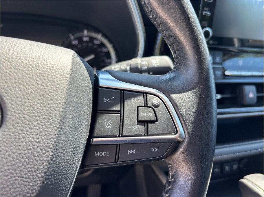Used 2021 Toyota Highlander XLE AWD/4WD image 25