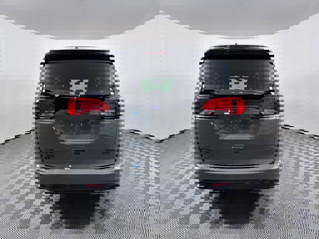 Used 2020 Chrysler Pacifica Limited w/ Advanced Safetytec Group image 13