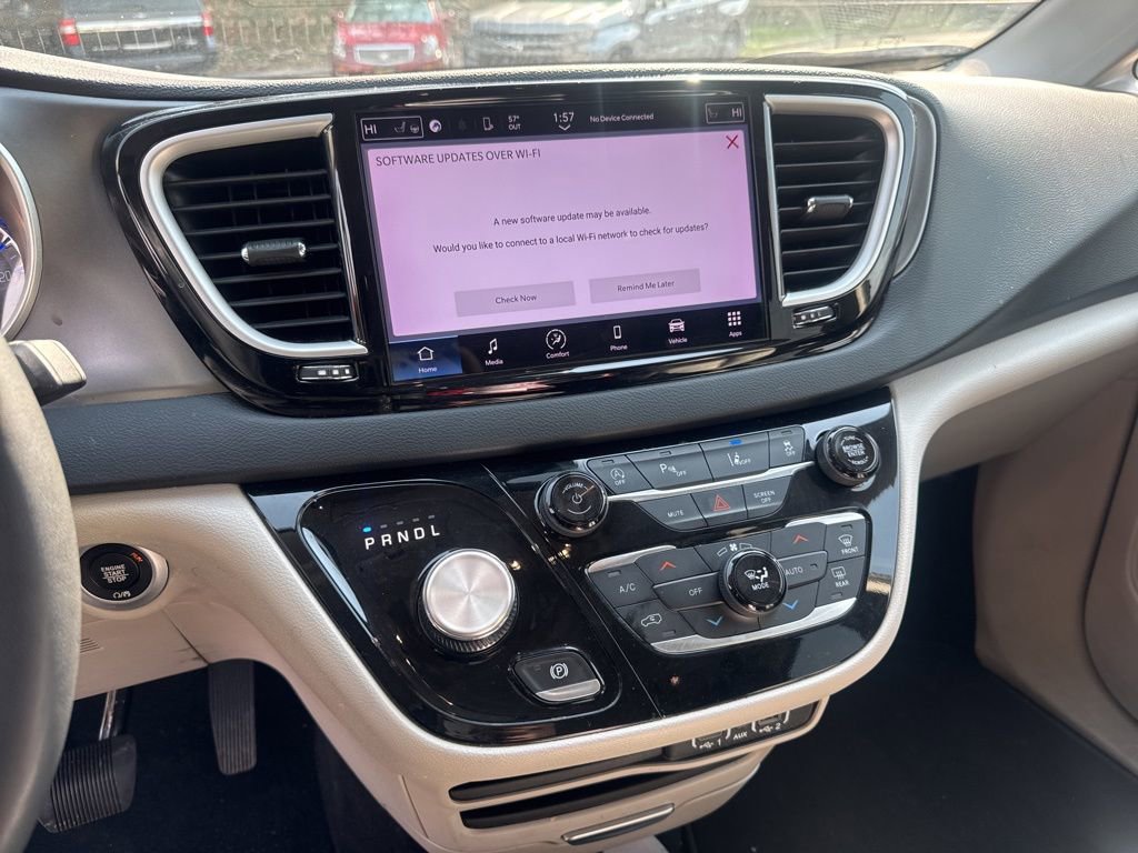 Used 2023 Chrysler Pacifica Touring-L image 9