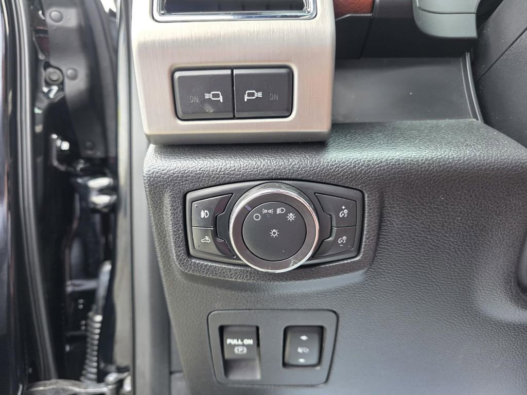 Used 2018 Ford F150 Platinum w/ Equipment Group 701A Luxury image 14