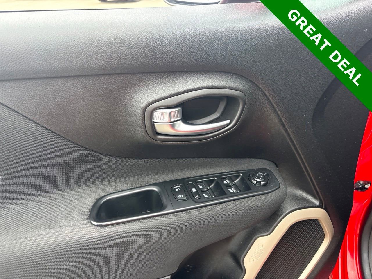 Used 2016 Jeep Renegade Latitude w/ Advanced Technology Group AWD/4WD image 16