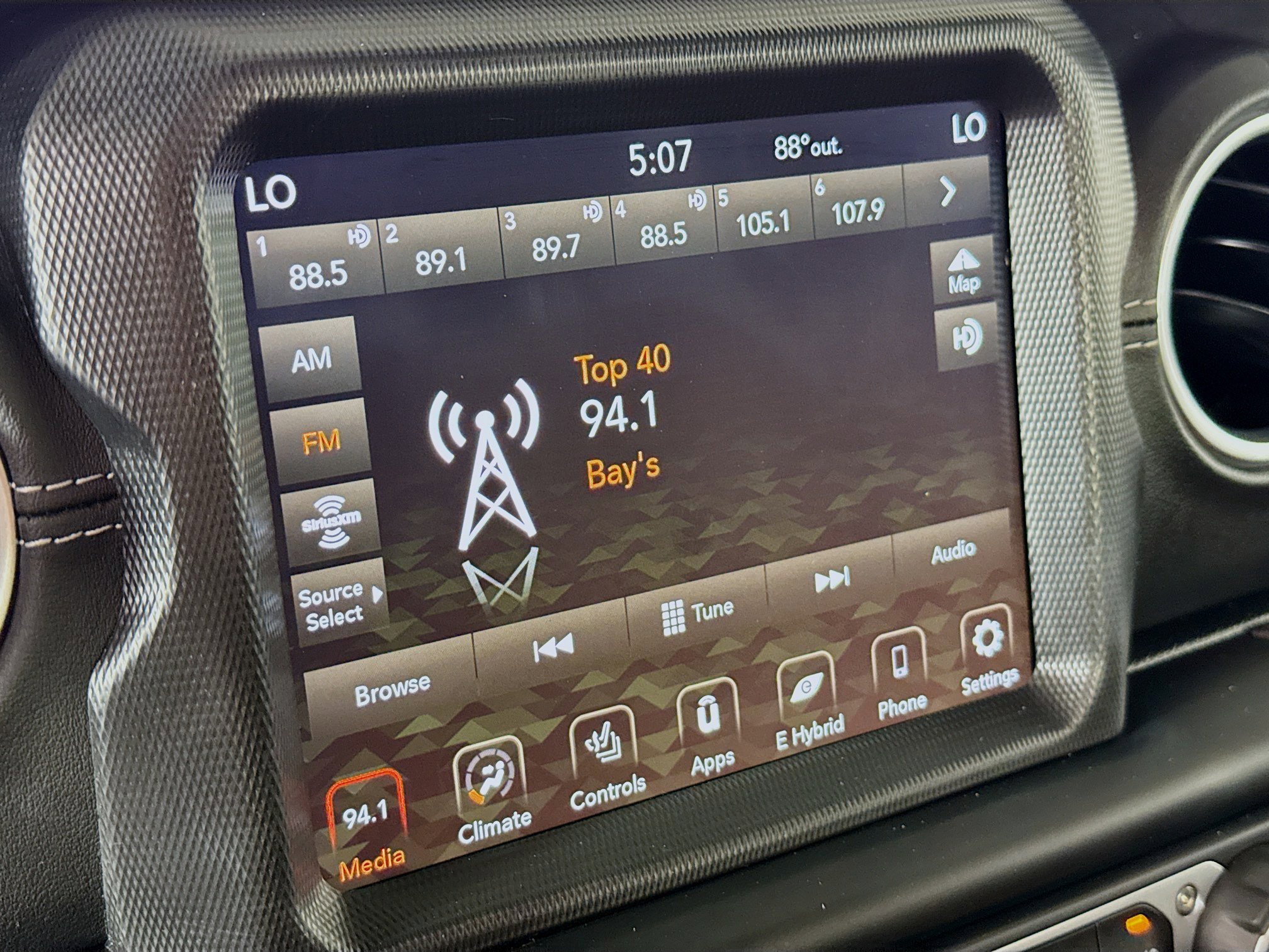 Used 2023 Jeep Wrangler Unlimited Sahara w/ Cold Weather Group image 17