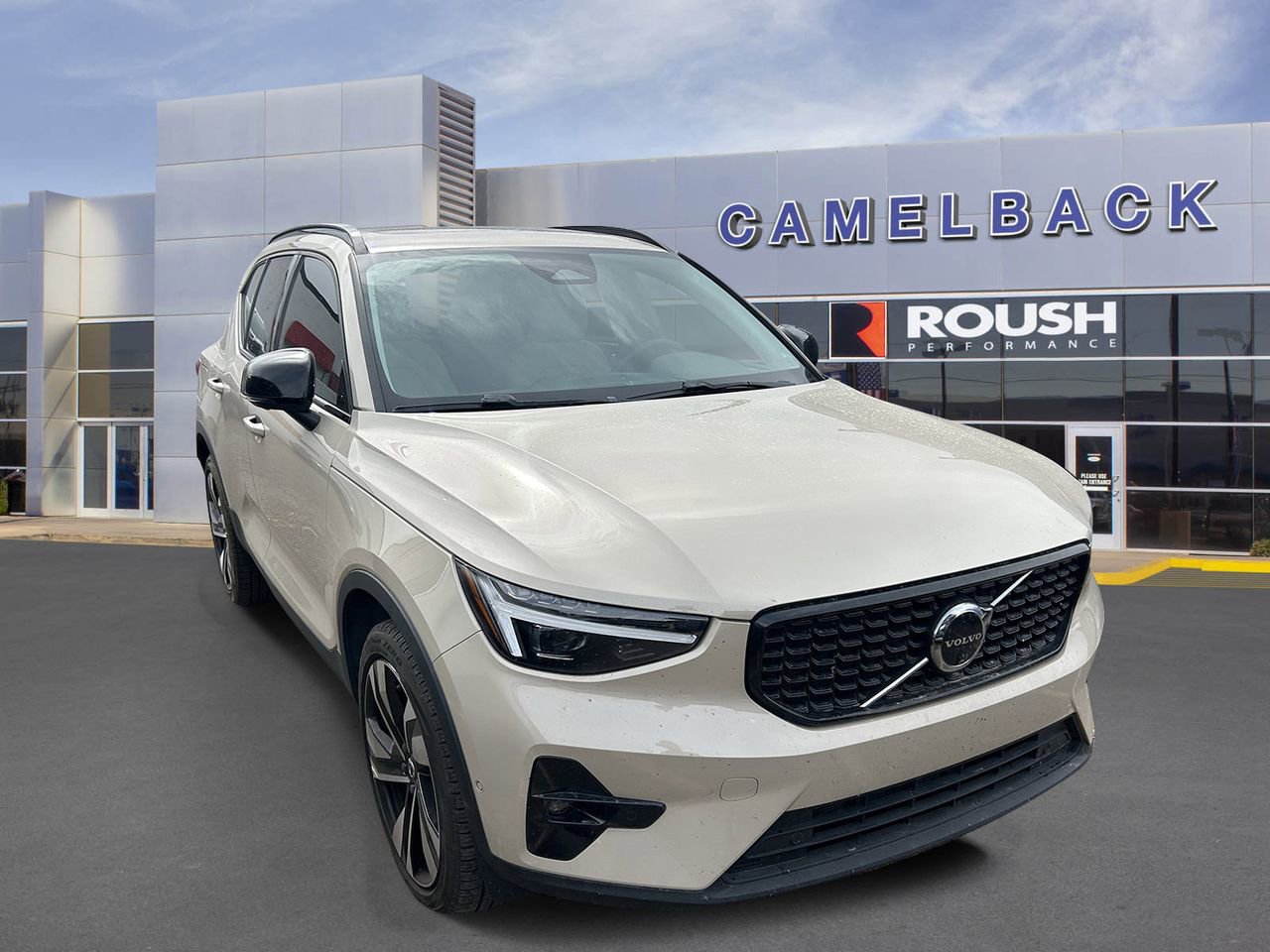 Used 2025 Volvo XC40 B5 Plus w/ Climate Package image 3
