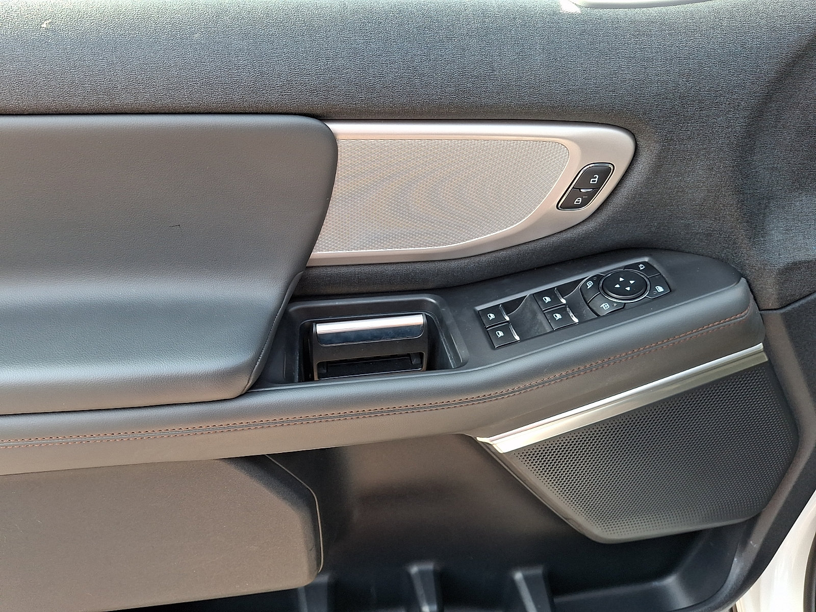 Certified 2025 Ford Expedition Active AWD/4WD image 14