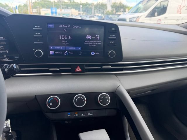 Used 2022 Hyundai Elantra SE FWD image 14