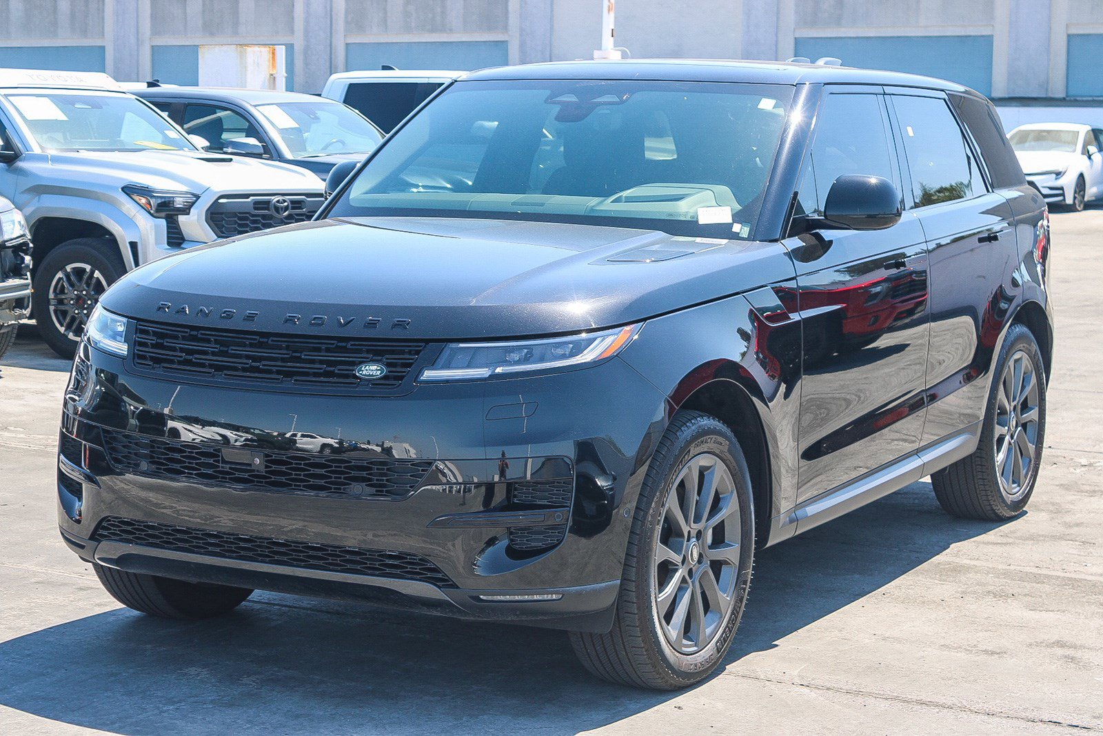Used 2024 Land Rover Range Rover Sport SE AWD/4WD image 3
