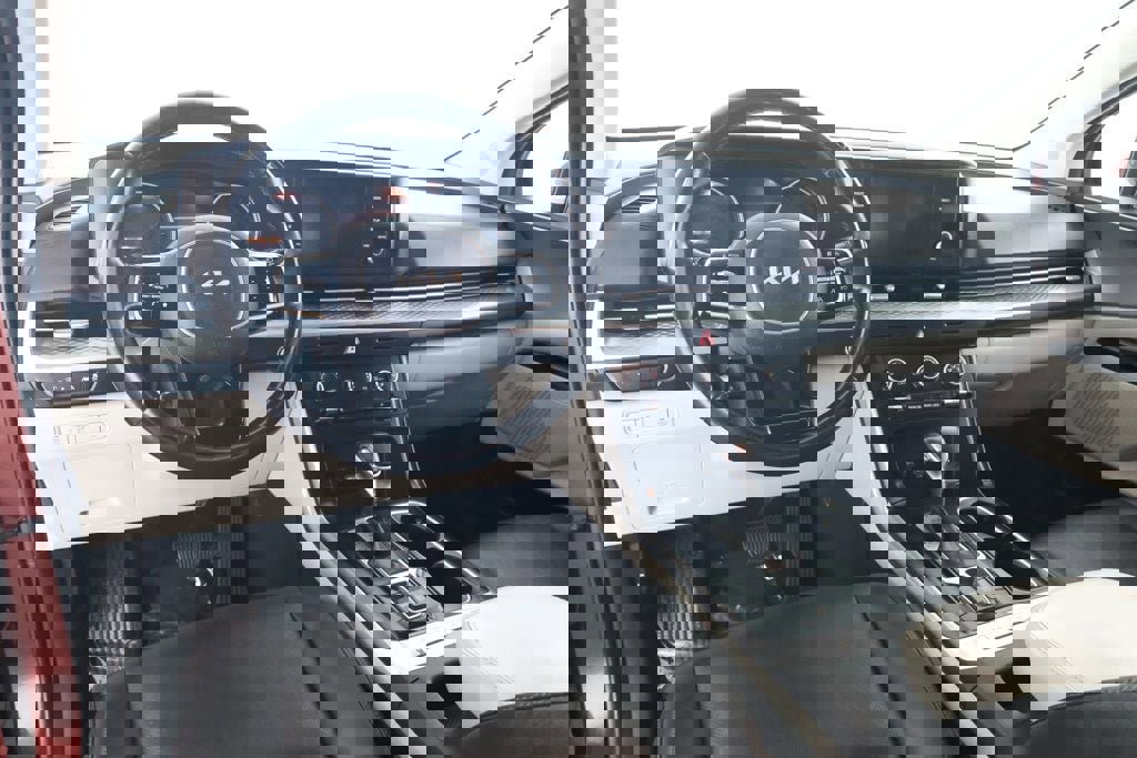 Used 2022 Kia Carnival LX image 12