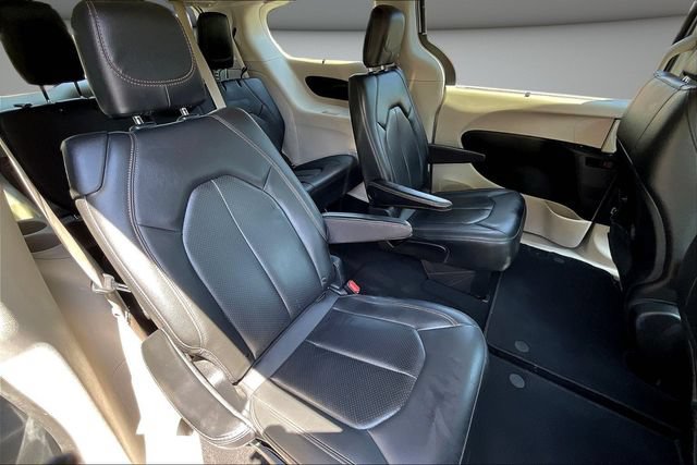 Used 2020 Chrysler Pacifica Touring-L w/ Tire & Wheel Group FWD image 27