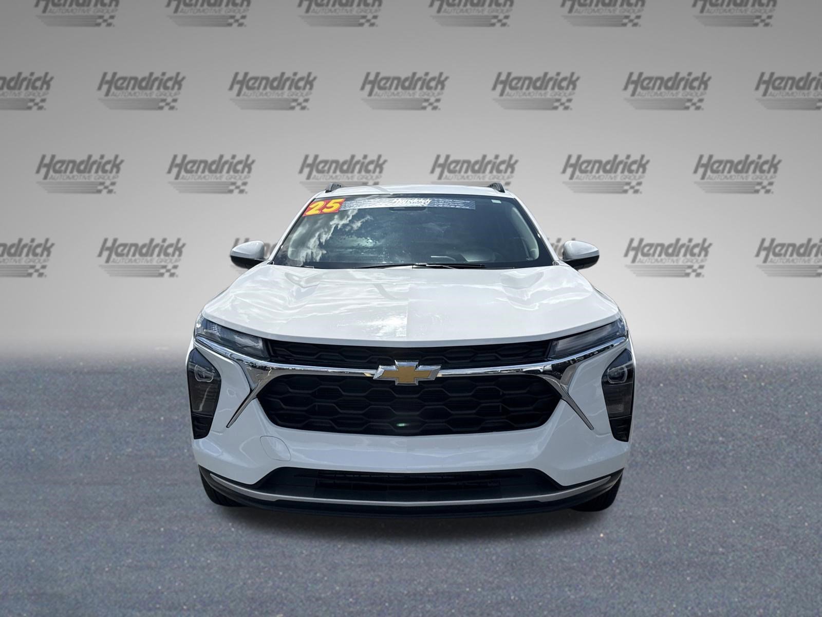 Used 2025 Chevrolet Trax LT FWD image 3