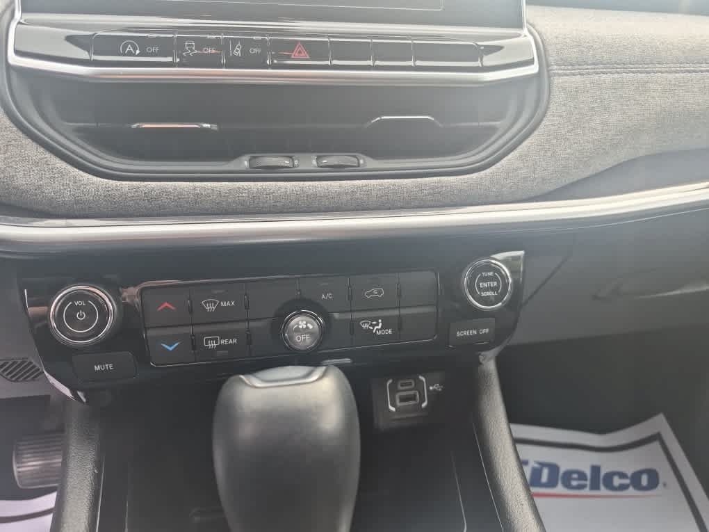 Used 2025 Jeep Compass Latitude AWD/4WD image 17