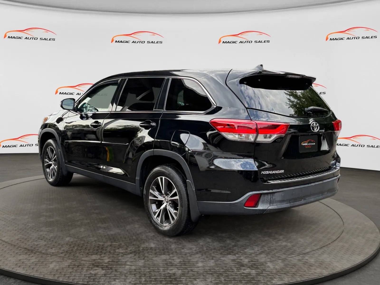 Used 2019 Toyota Highlander Plus w/ Protection Package #3 AWD/4WD image 8