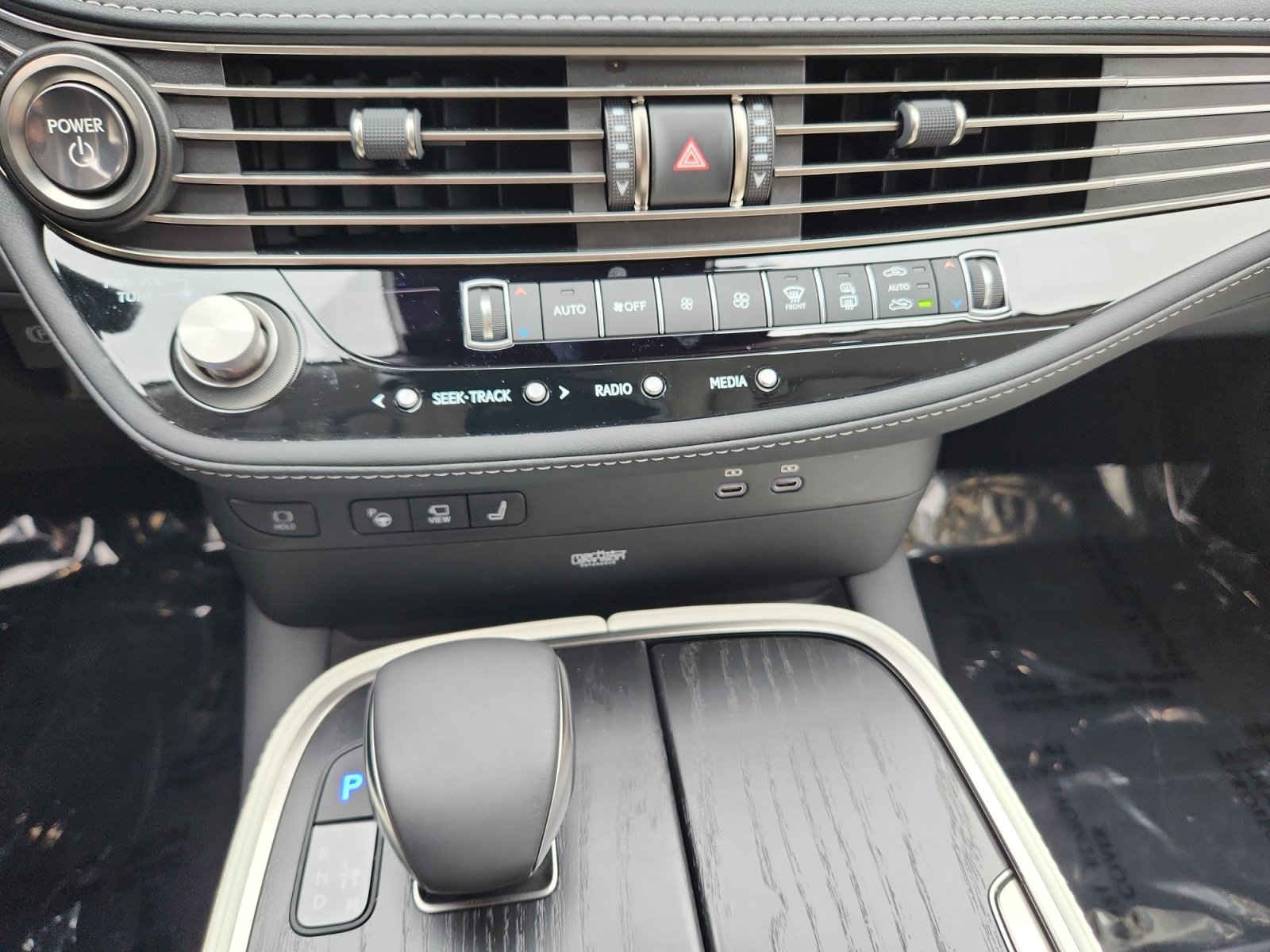 Used 2023 Lexus LS 500h AWD w/ Luxury Package image 12