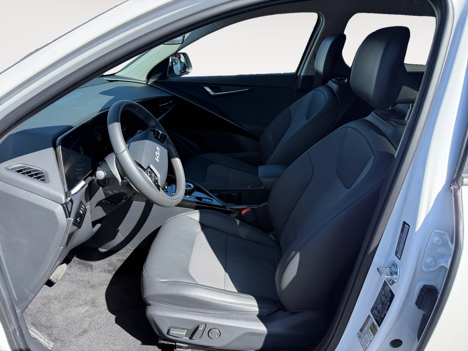 Used 2025 Kia Niro EX FWD image 10
