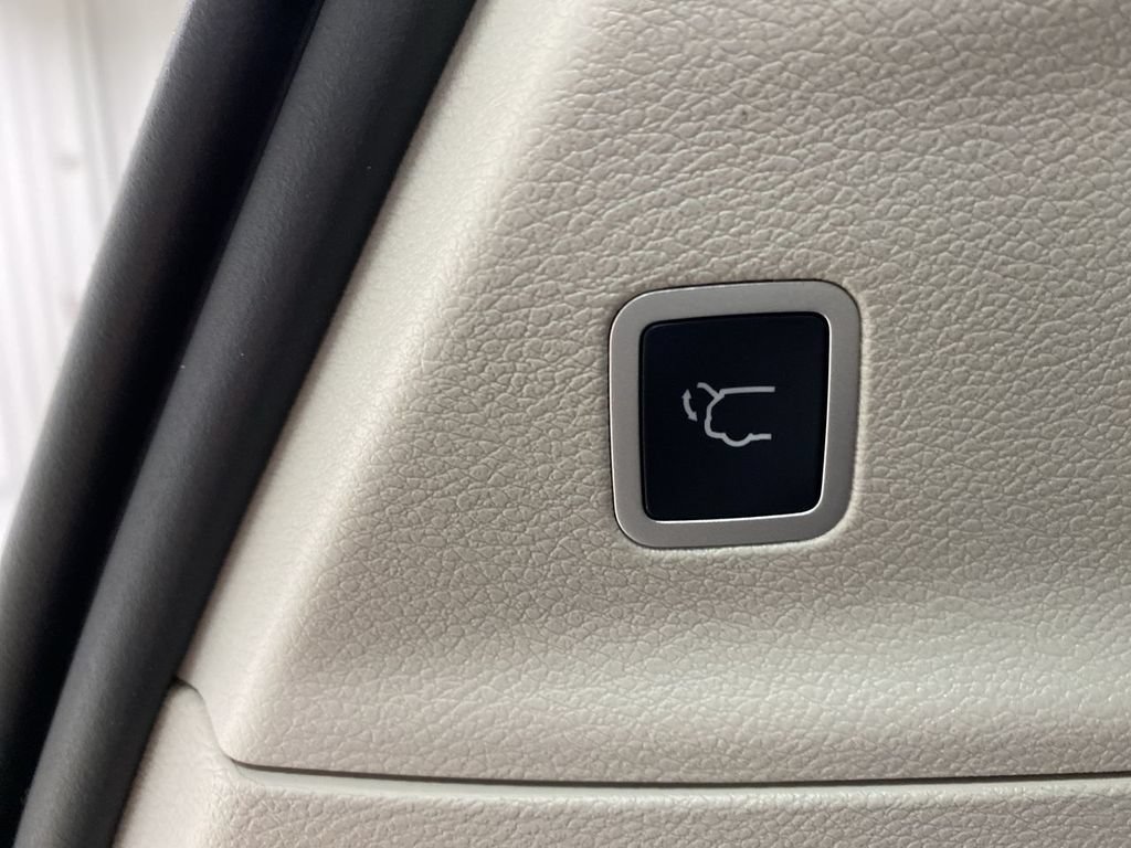 Used 2021 Chrysler Pacifica Touring w/ Uconnect Theater Family Group FWD image 23