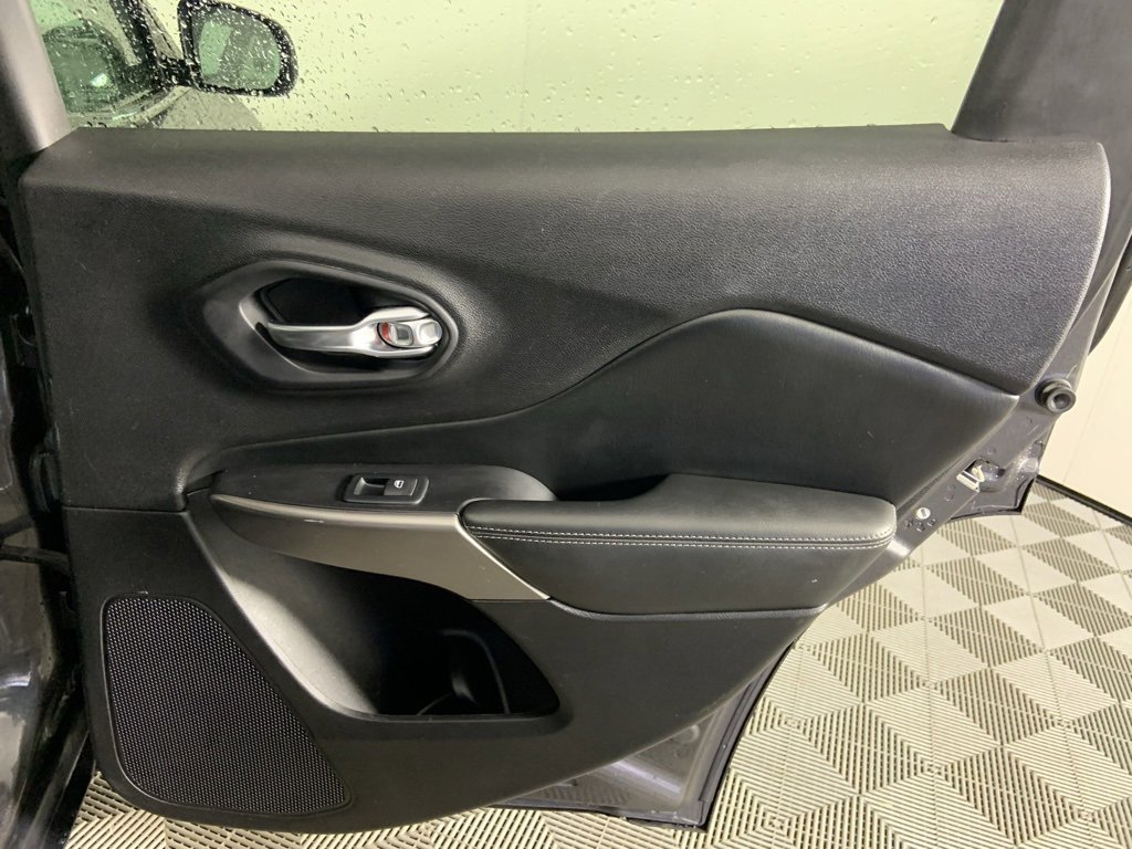 Used 2020 Jeep Cherokee Limited image 25