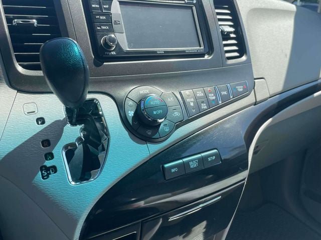 Used 2014 Toyota Sienna LE FWD image 32