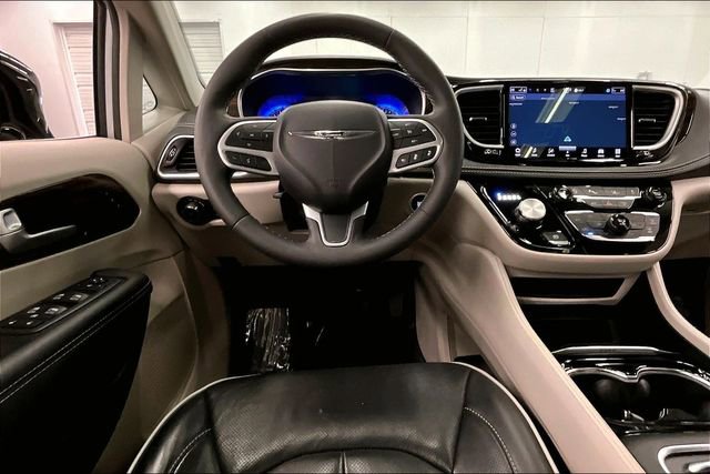 Used 2024 Chrysler Pacifica Limited image 6