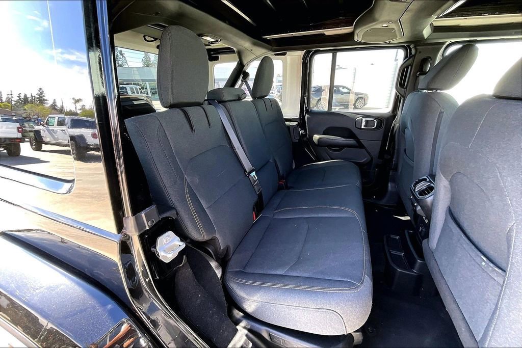 Certified 2025 Jeep Wrangler Unlimited Sahara w/ Safety Group AWD/4WD image 18