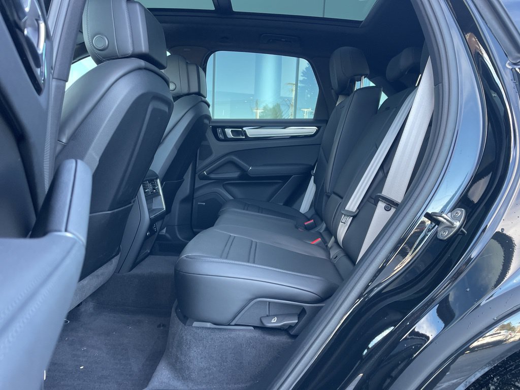Certified 2023 Porsche Cayenne Platinum Edition AWD/4WD image 19