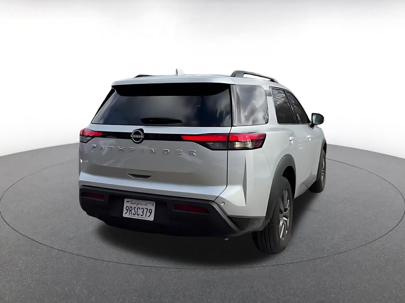 Used 2025 Nissan Pathfinder SV image 14