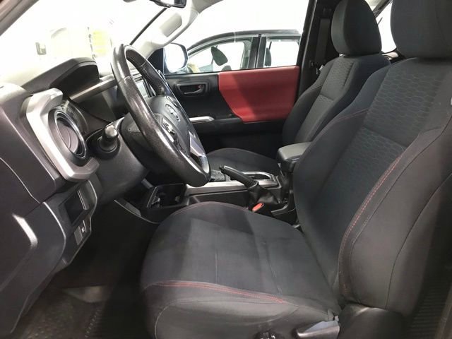 Used 2018 Toyota Tacoma SR5 AWD/4WD image 10