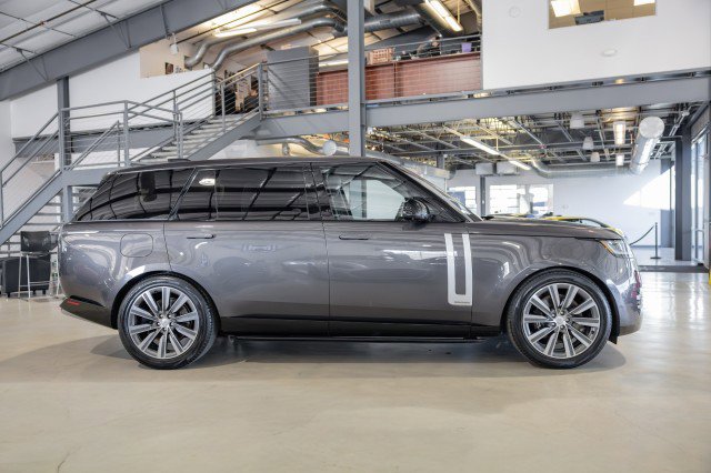 Used 2023 Land Rover Range Rover Long Wheelbase Autobiography image 7