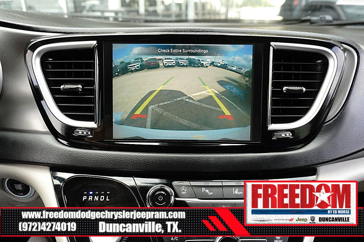 Used 2024 Chrysler Pacifica Touring-L FWD image 21