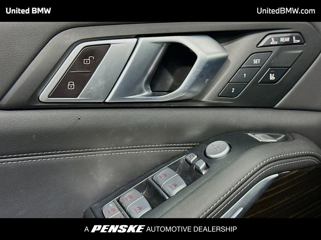 Used 2024 BMW X7 xDrive40i w/ Premium Package AWD/4WD image 3
