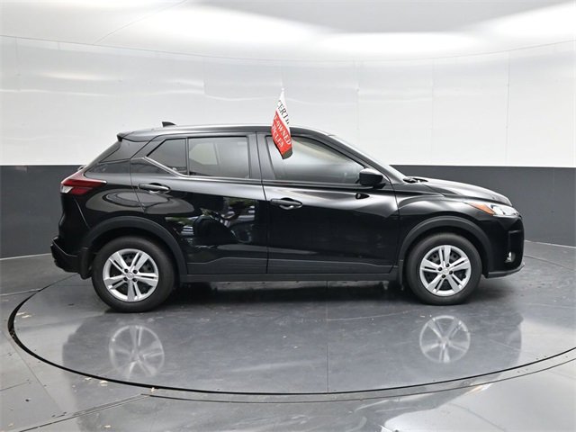 Used 2025 Nissan Kicks Play S image 2