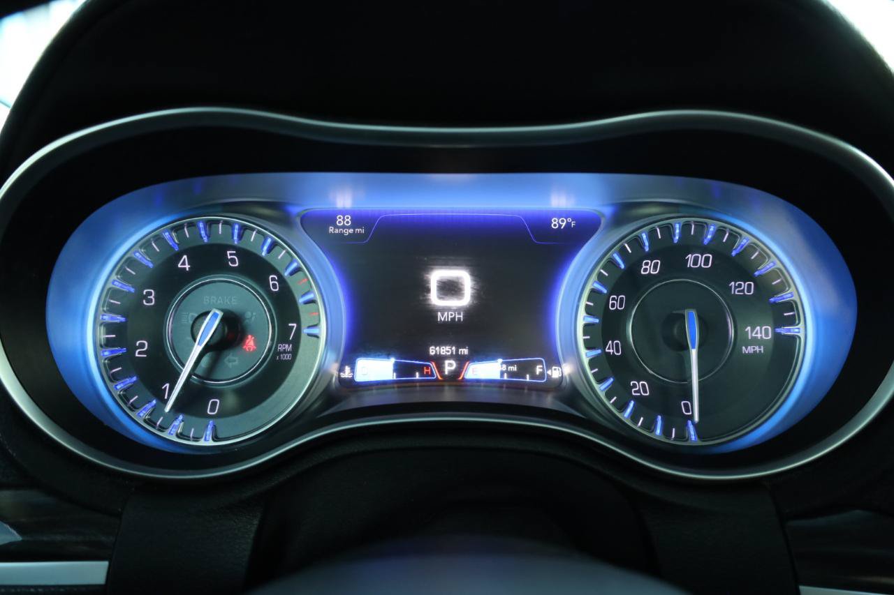 Used 2015 Chrysler 300 Limited RWD image 9