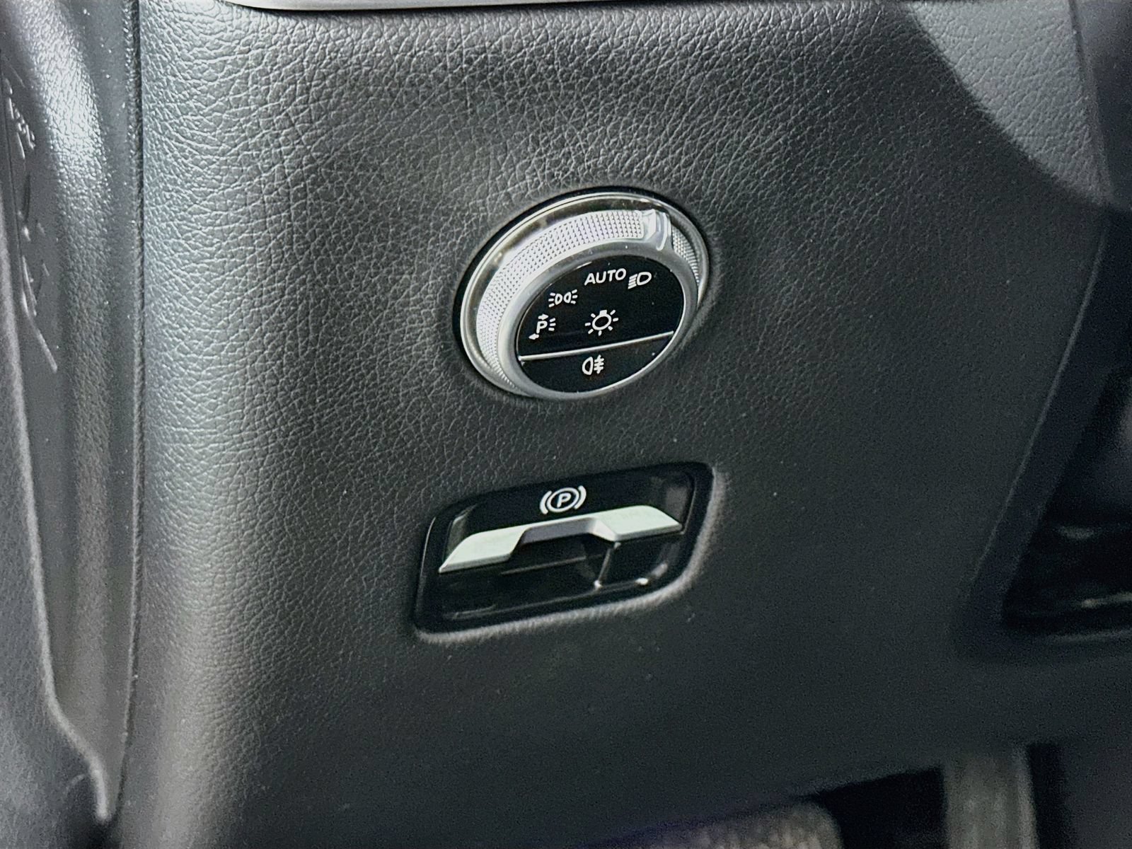 Used 2025 Mercedes-Benz GLC 300 4MATIC image 11