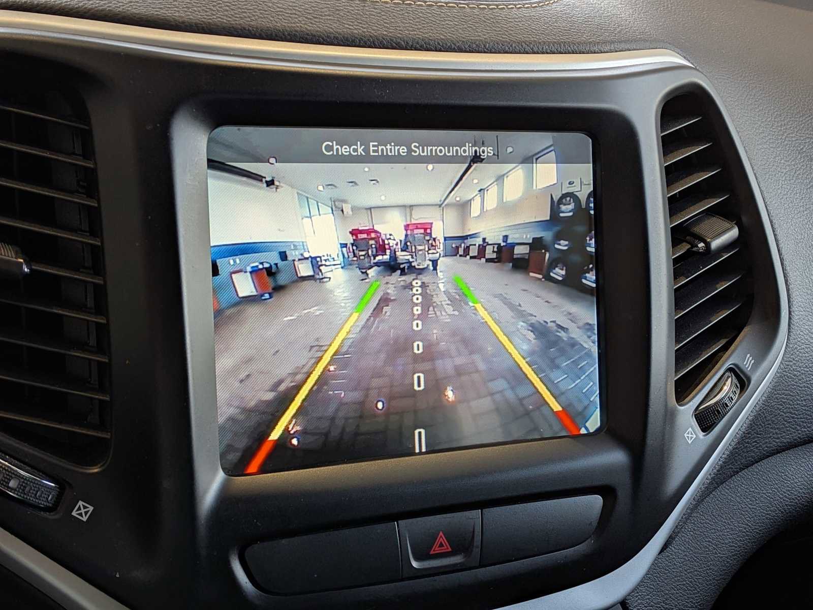 Used 2018 Jeep Cherokee Latitude Plus w/ Comfort/Convenience Group image 27