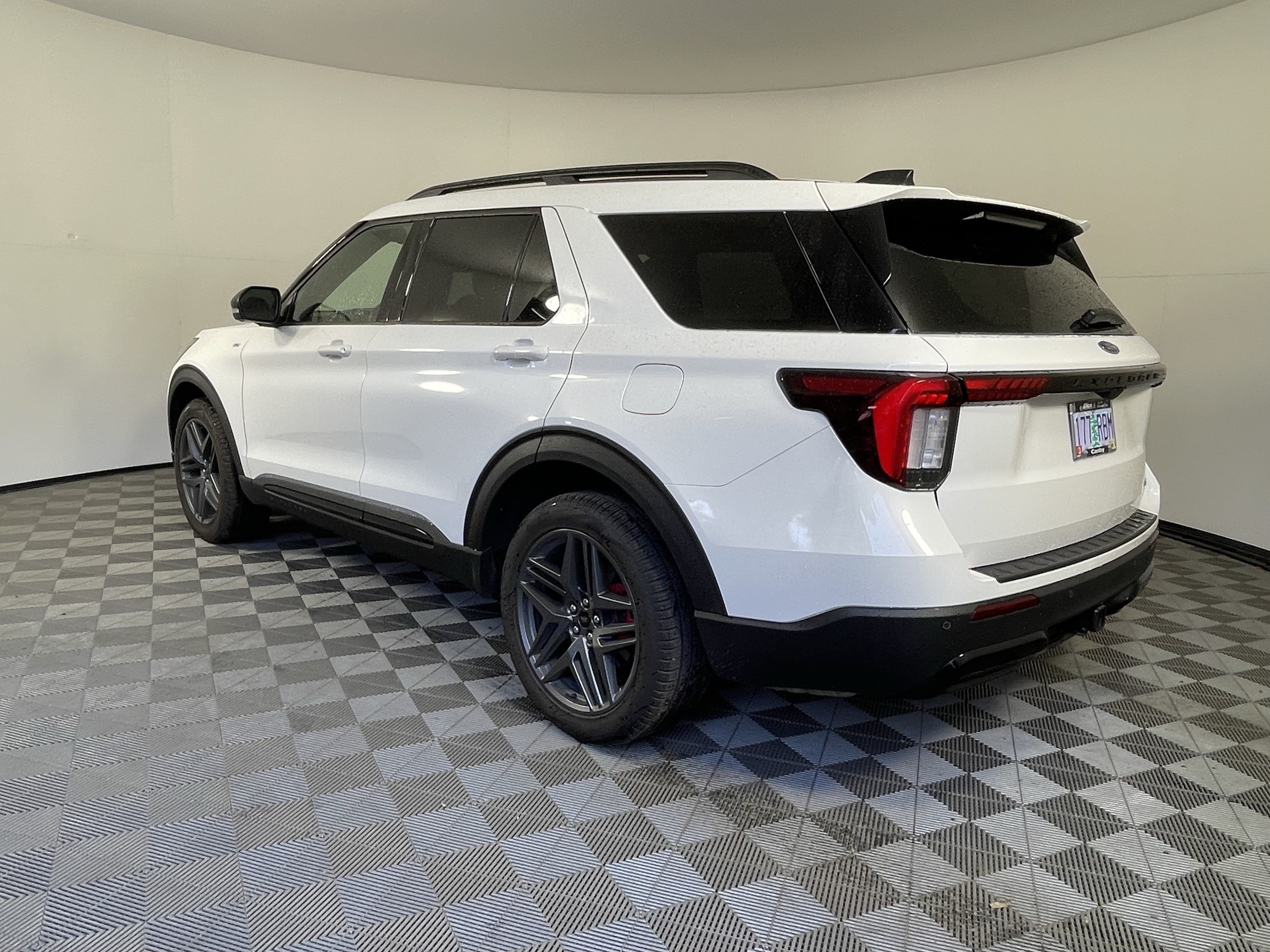 Used 2026 Ford Explorer ST-Line w/ ST-Line Street Pack AWD/4WD image 3