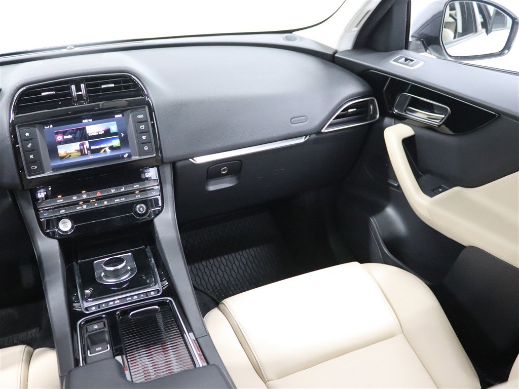 Used 2018 Jaguar F-PACE Premium image 20
