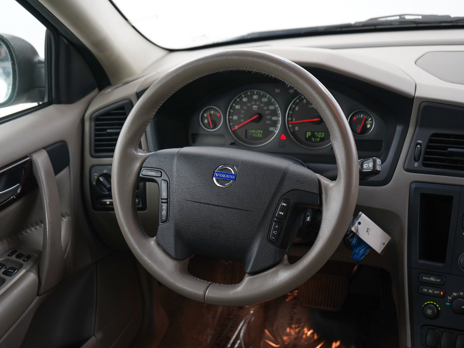 Used 2004 Volvo XC70 AWD/4WD image 14
