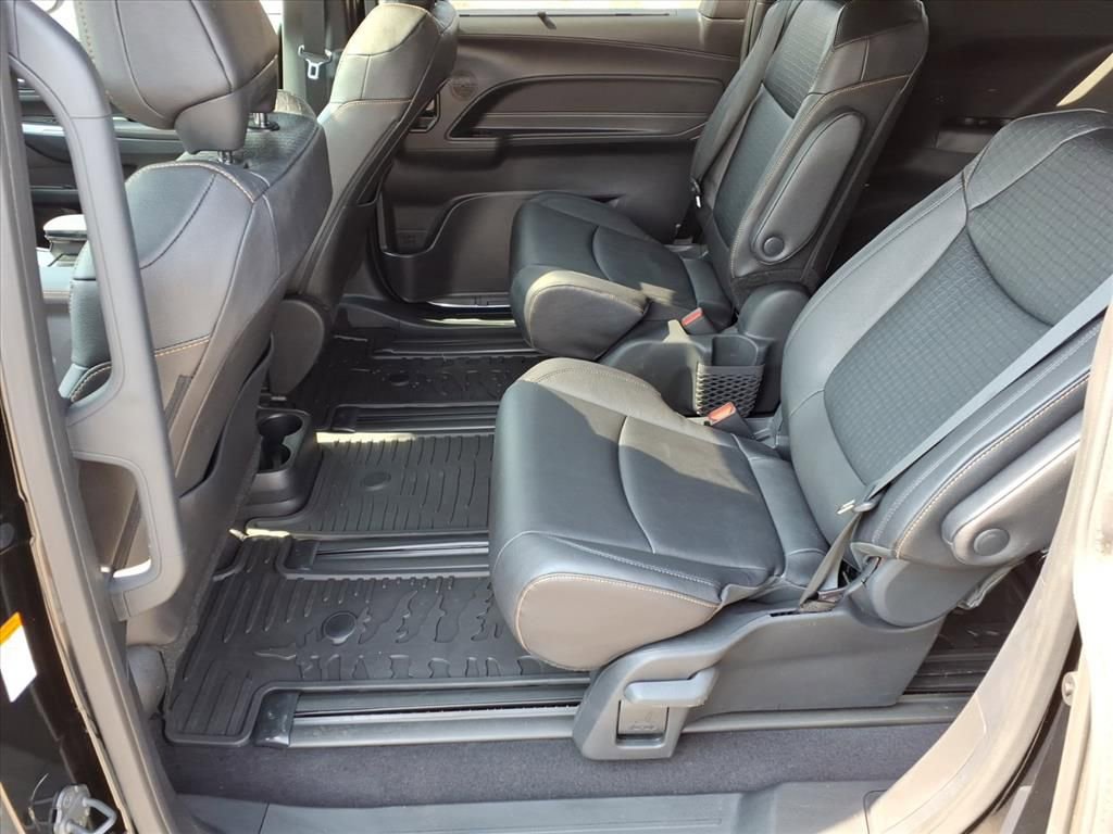 Used 2025 Toyota Sienna XLE Woodland Edition image 12