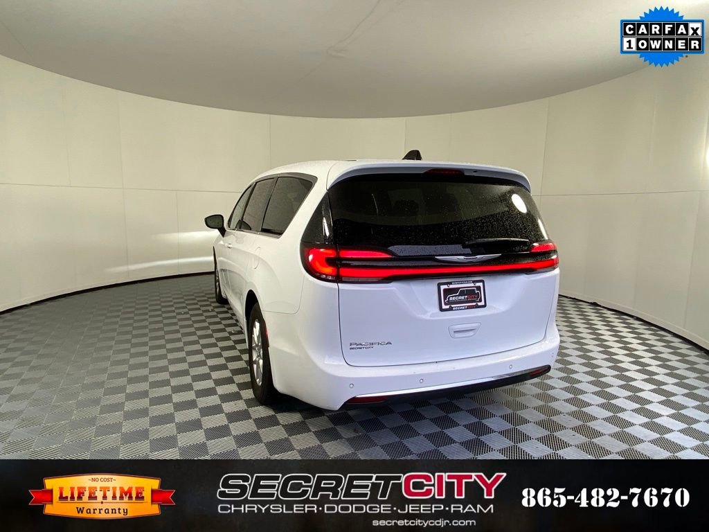 Used 2024 Chrysler Pacifica Touring-L image 5