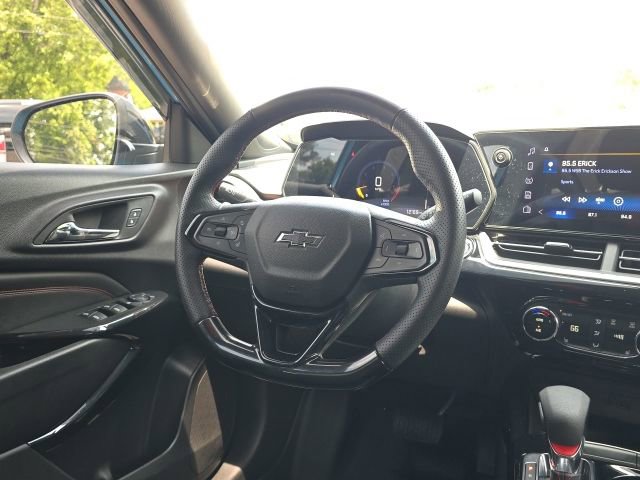 Used 2025 Chevrolet Trax RS w/ Sunroof Package FWD image 29