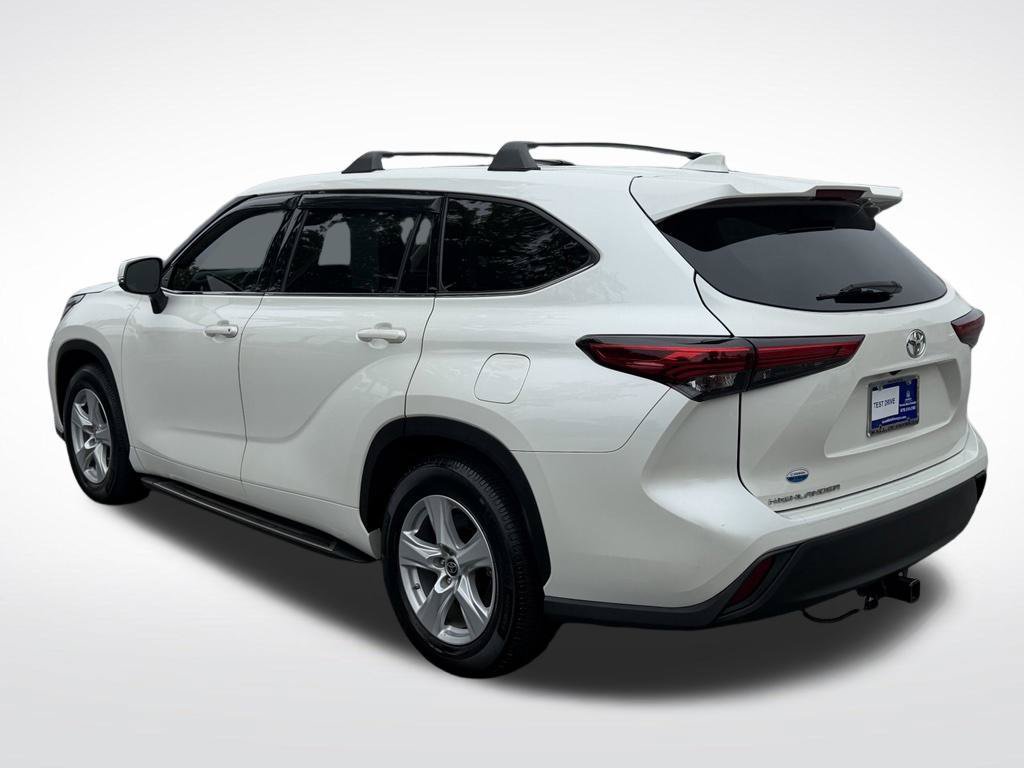 Used 2021 Toyota Highlander L FWD image 4