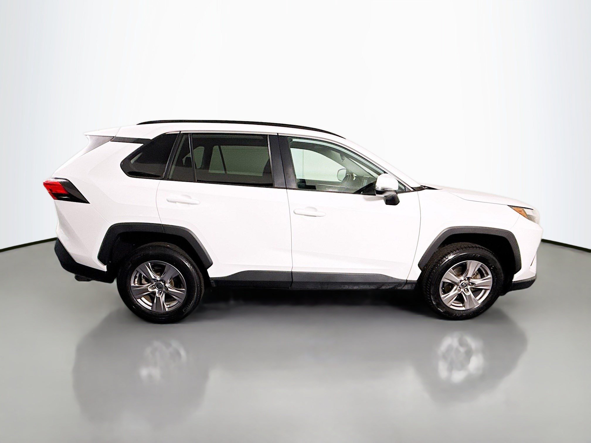Used 2022 Toyota RAV4 XLE w/ Convenience Package FWD image 11