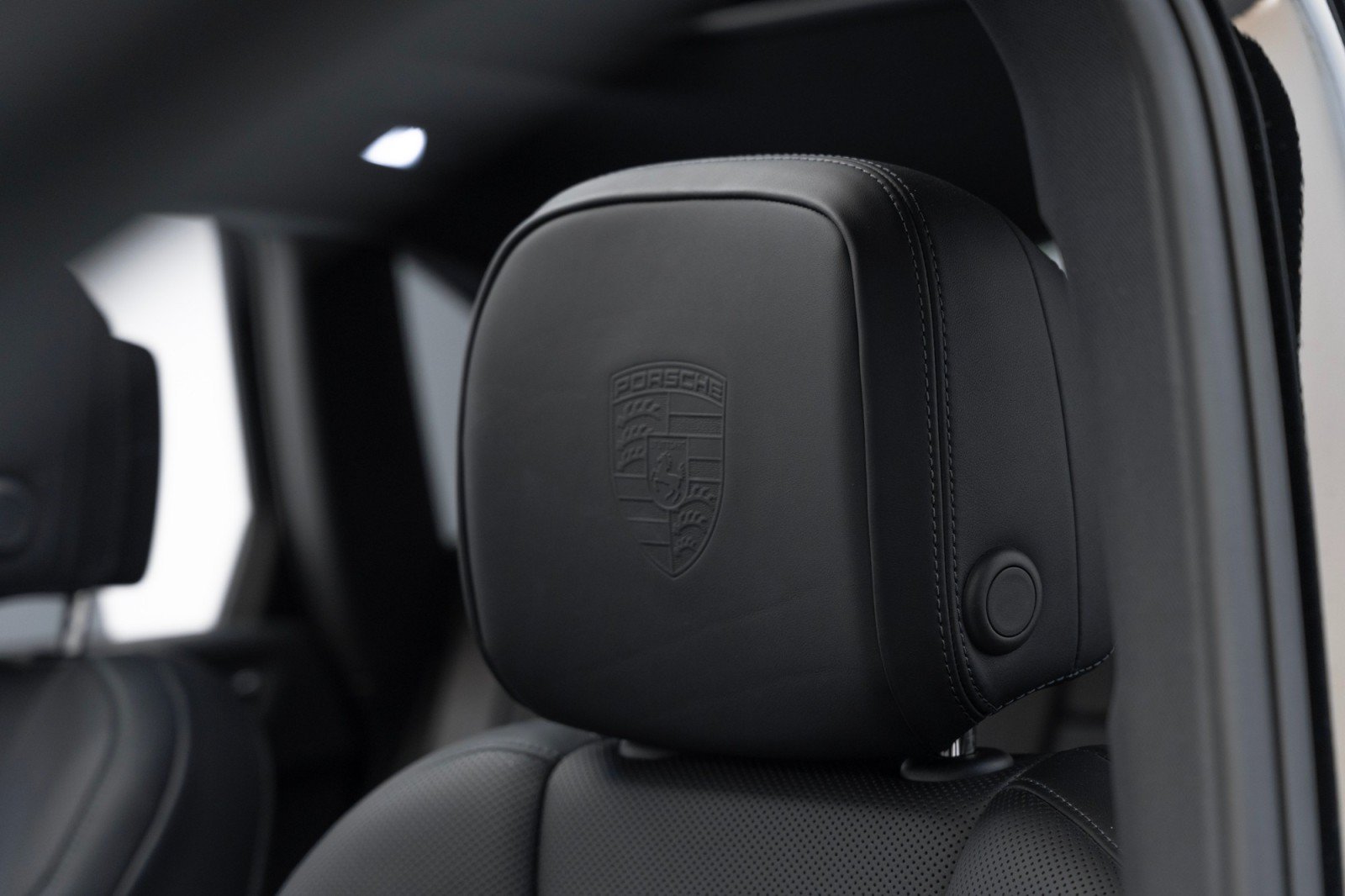 Certified 2024 Porsche Macan AWD/4WD image 15