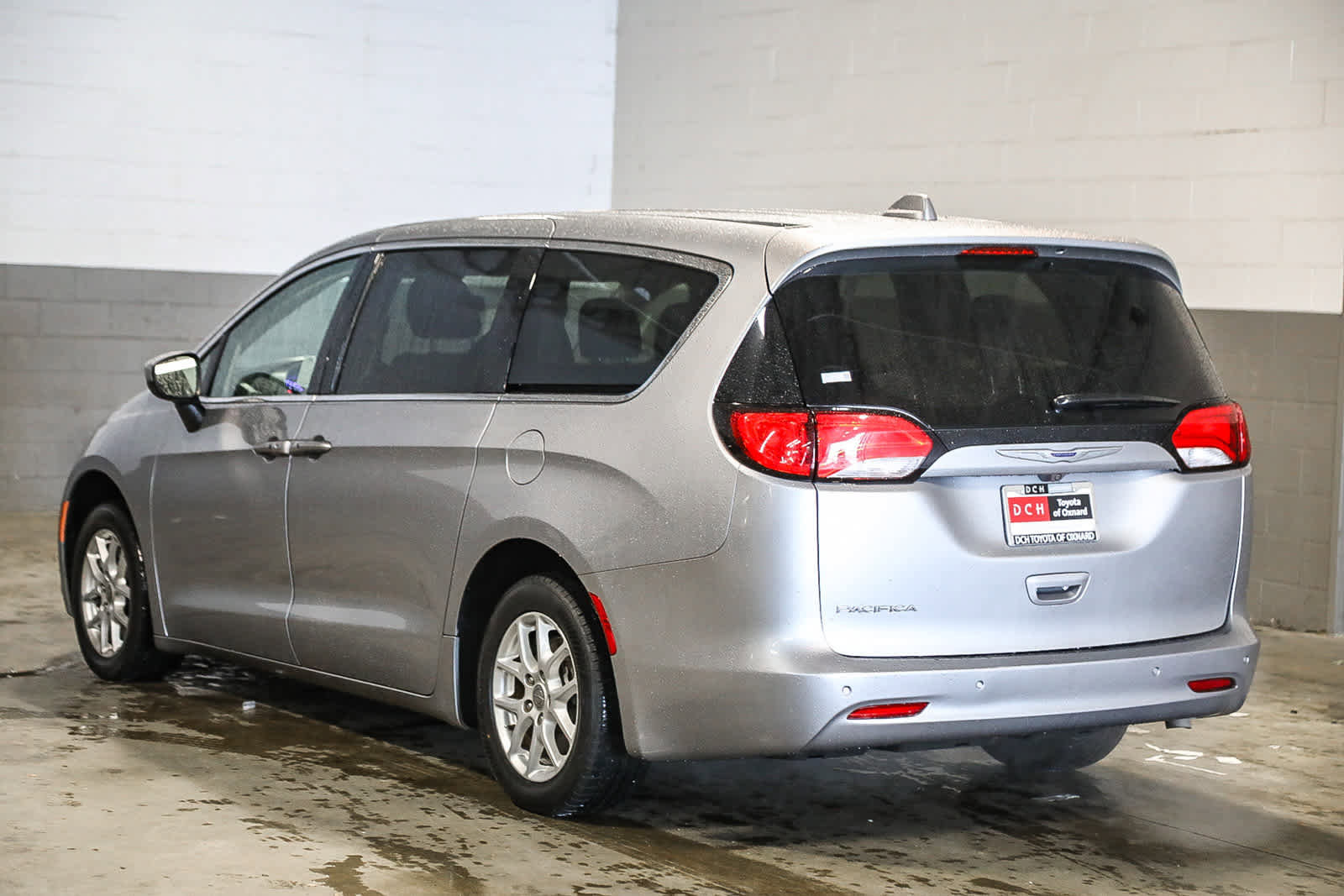 Used 2019 Chrysler Pacifica Touring image 3