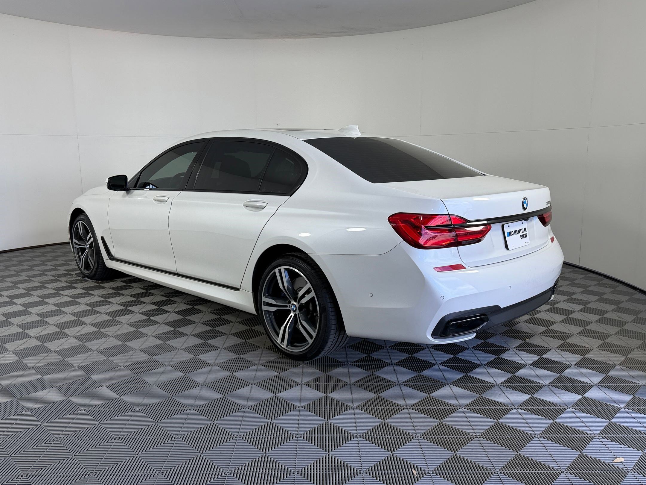 Used 2019 BMW 750i w/ Executive Package image 3