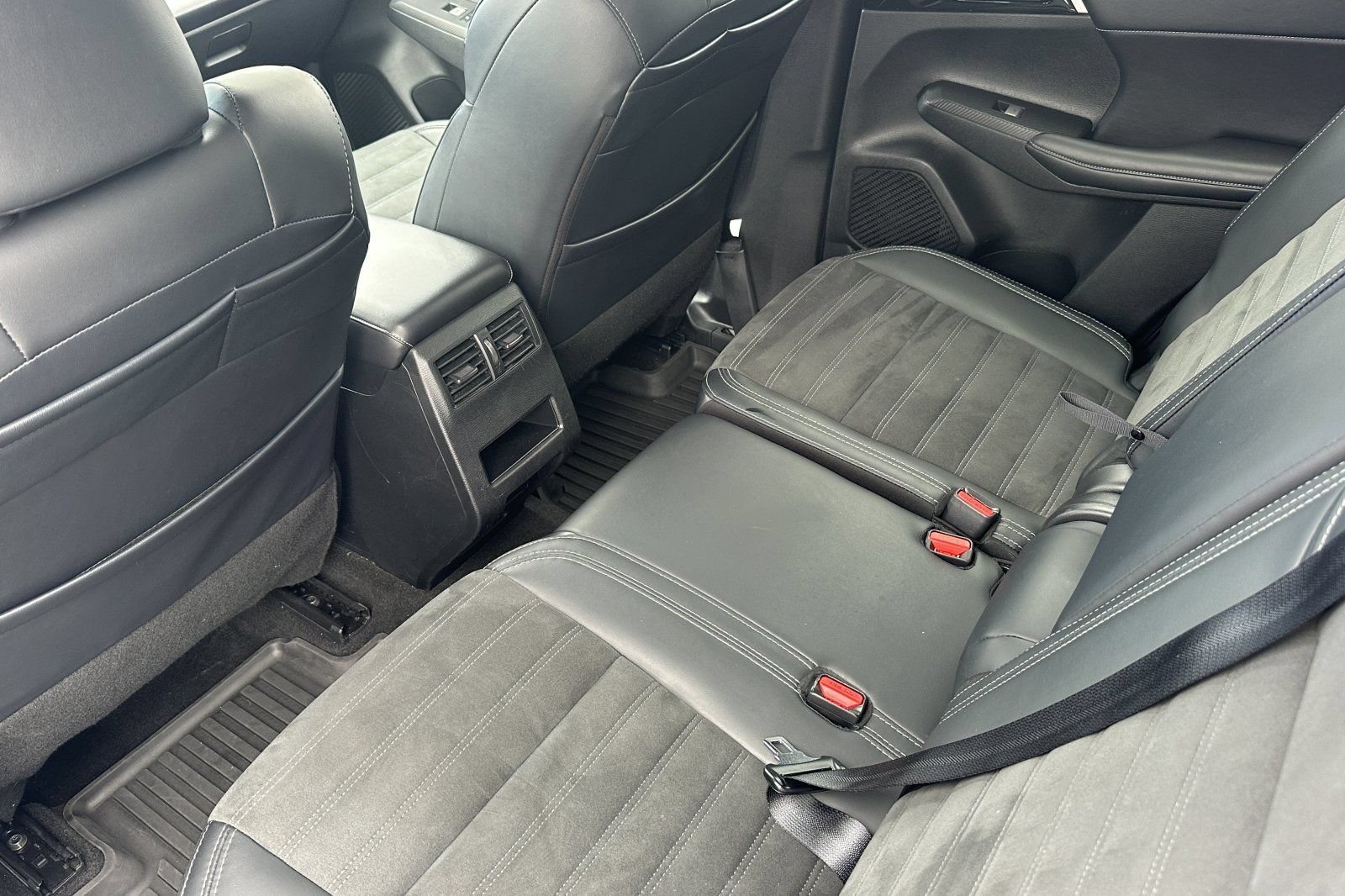 Used 2024 Mitsubishi Outlander AWD image 13