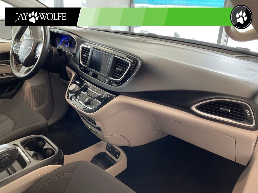 Used 2020 Chrysler Pacifica Touring FWD image 17