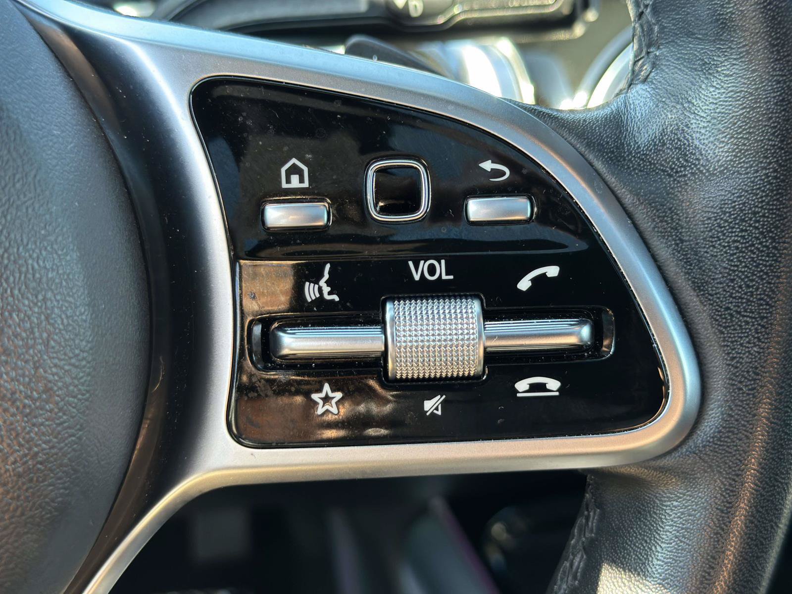 Used 2023 Mercedes-Benz GLB 250 4MATIC w/ Premium Package image 19