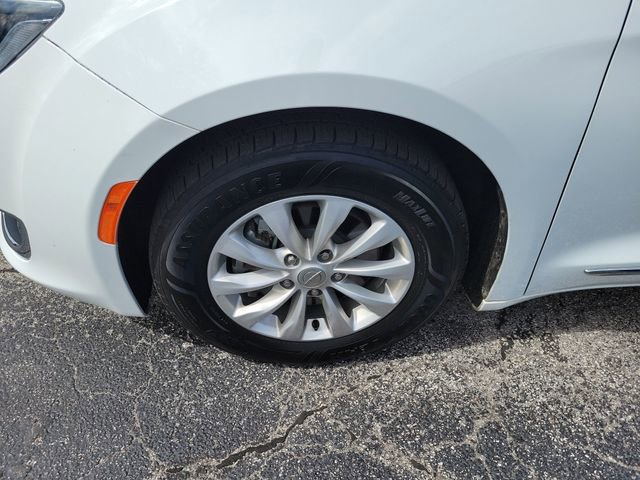 Used 2018 Chrysler Pacifica Touring-L image 5